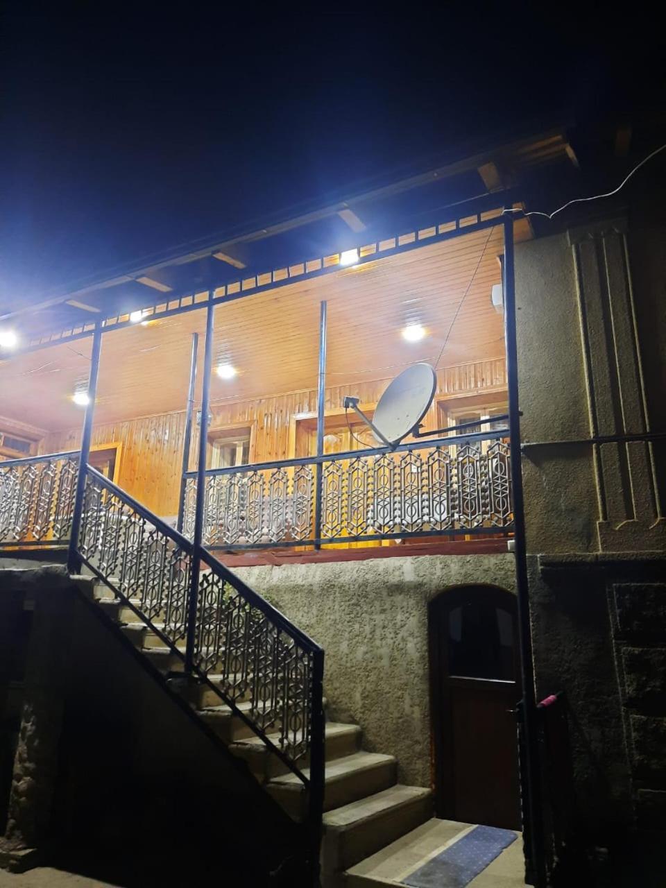 Guesthouse "Megi" เมสเตีย ภายนอก รูปภาพ